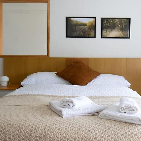 One-Bedroom Flat In Cheam Village Eksteriør bilde