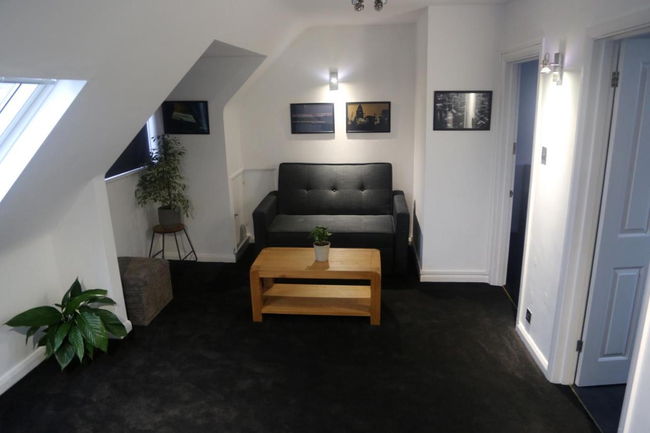 One-Bedroom Flat In Cheam Village Eksteriør bilde