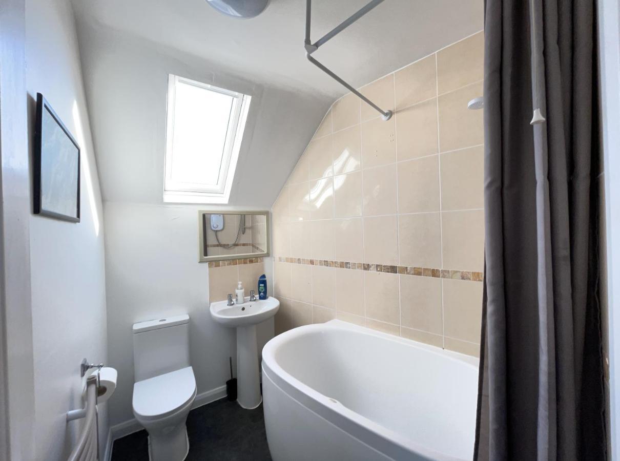One-Bedroom Flat In Cheam Village Eksteriør bilde