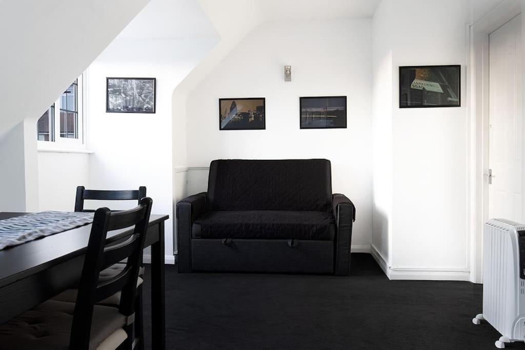 One-Bedroom Flat In Cheam Village Eksteriør bilde