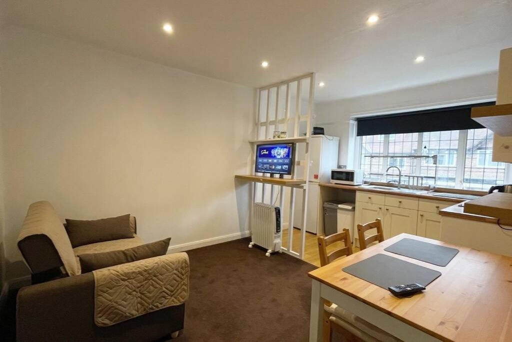 One-Bedroom Flat In Cheam Village Eksteriør bilde