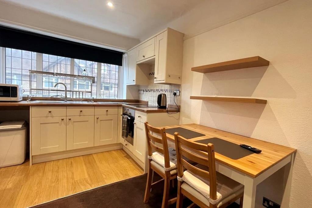 One-Bedroom Flat In Cheam Village Eksteriør bilde