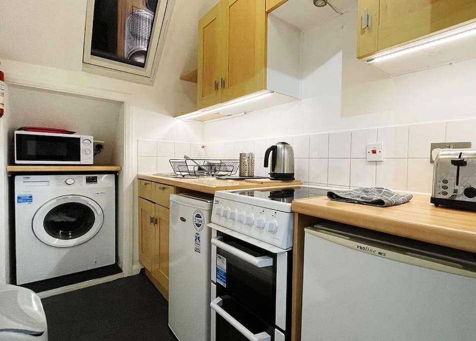 One-Bedroom Flat In Cheam Village Eksteriør bilde