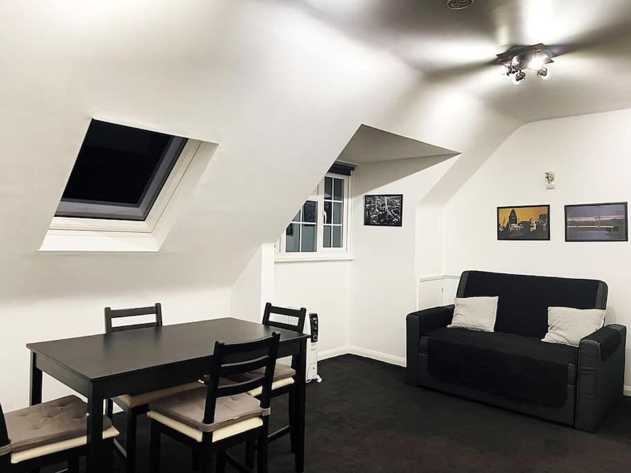 One-Bedroom Flat In Cheam Village Eksteriør bilde