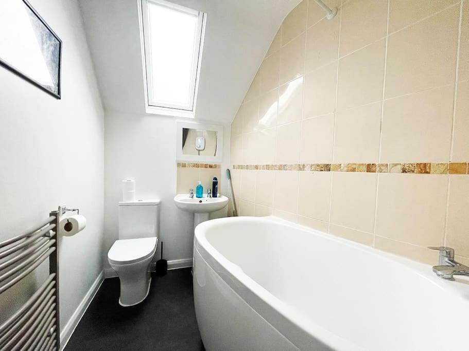 One-Bedroom Flat In Cheam Village Eksteriør bilde