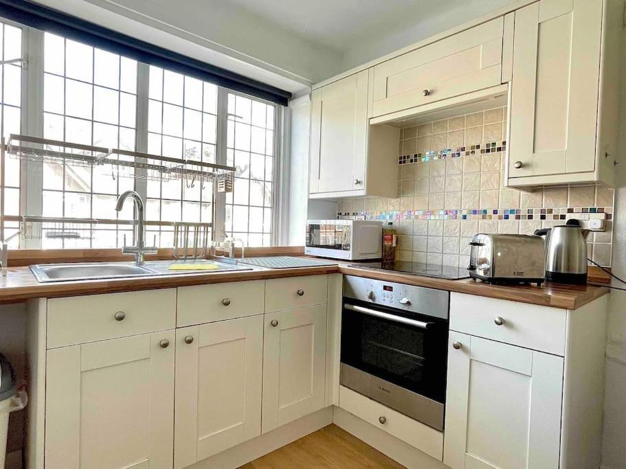 One-Bedroom Flat In Cheam Village Eksteriør bilde