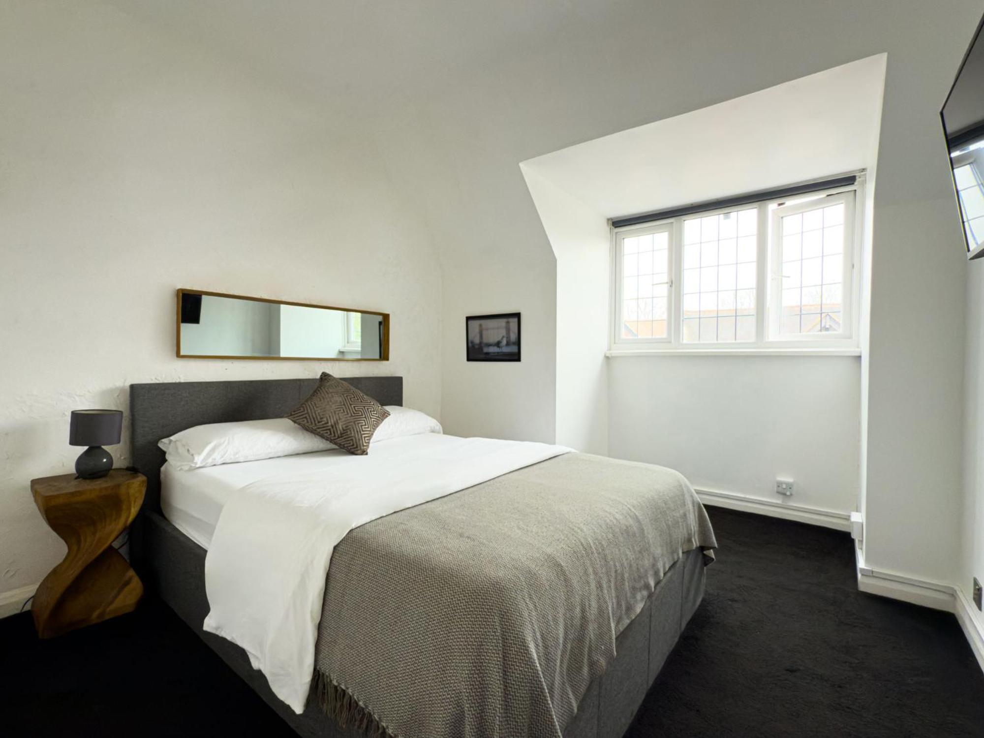 One-Bedroom Flat In Cheam Village Eksteriør bilde